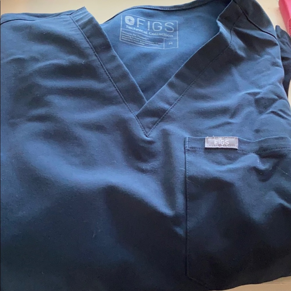 Figs v neck one pocket women’s top